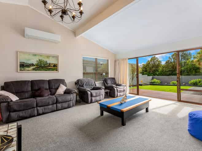 15 Cassley Crescent, Papakowhai