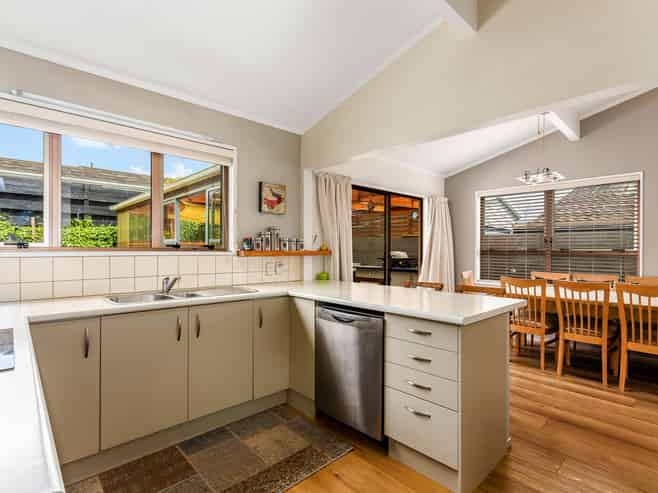 15 Cassley Crescent, Papakowhai