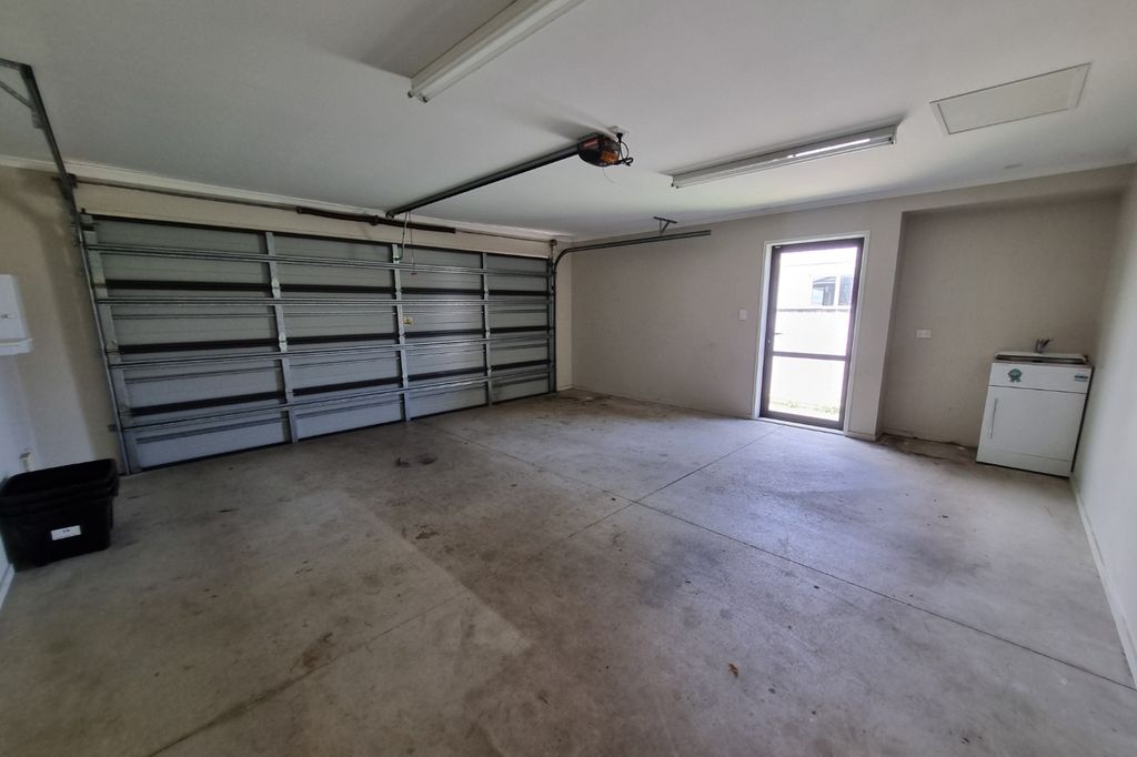 Modern Living in Springvale! 3