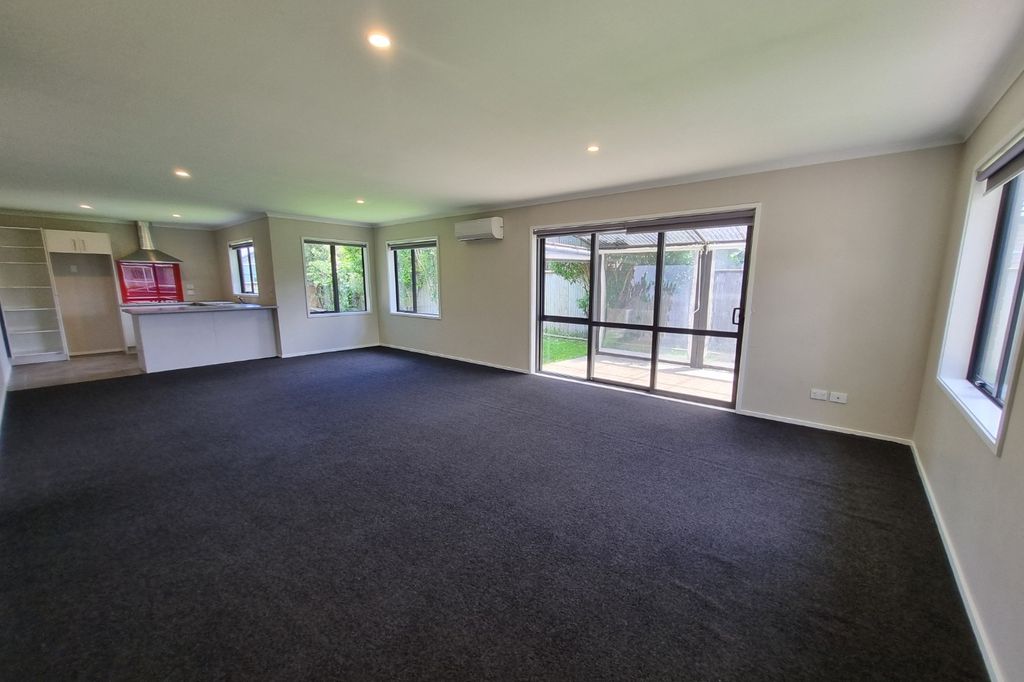 Modern Living in Springvale! 5