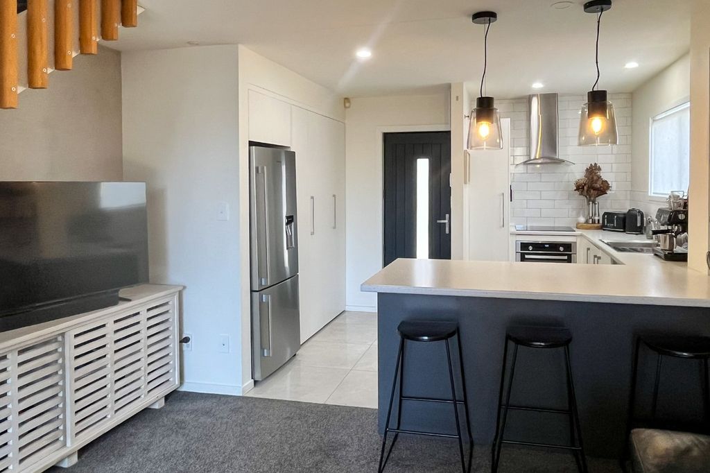 Furnished 2 bedroom townhouse with garage - a huge drawcard! 4