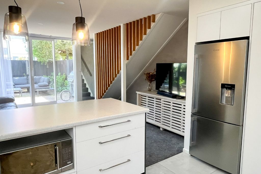 Furnished 2 bedroom townhouse with garage - a huge drawcard! 5