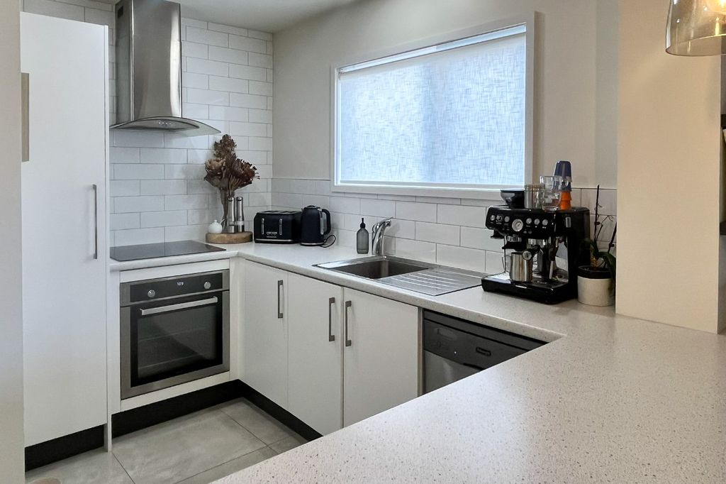 Furnished 2 bedroom townhouse with garage - a huge drawcard! 2