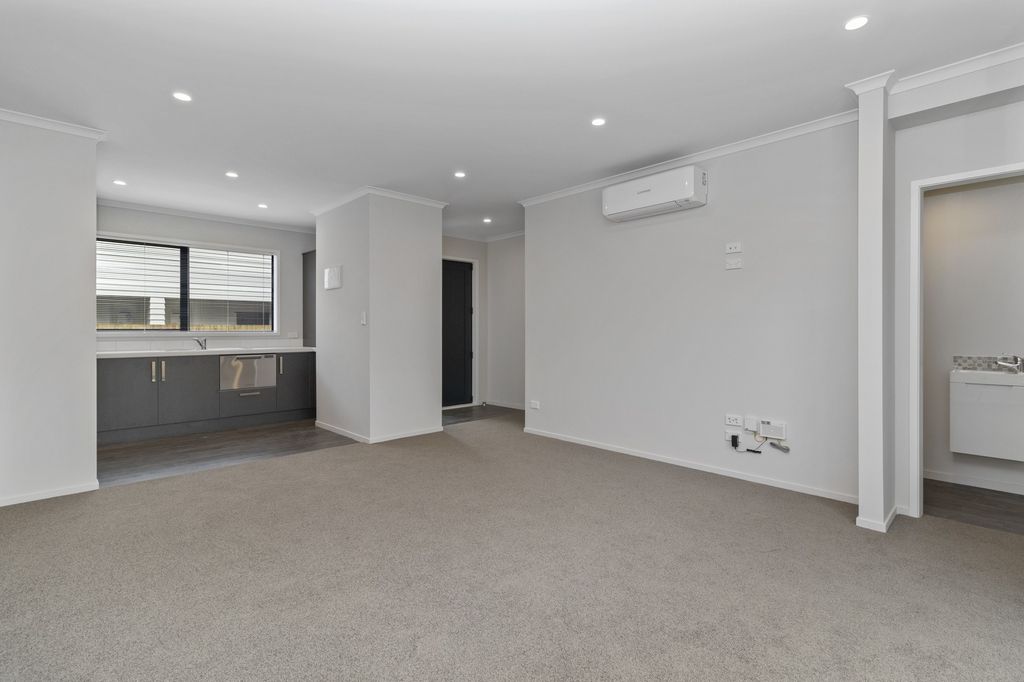 Spacious & modern townhouse, great location! 4