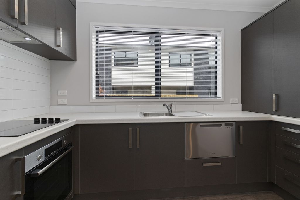 Spacious & modern townhouse, great location! 3