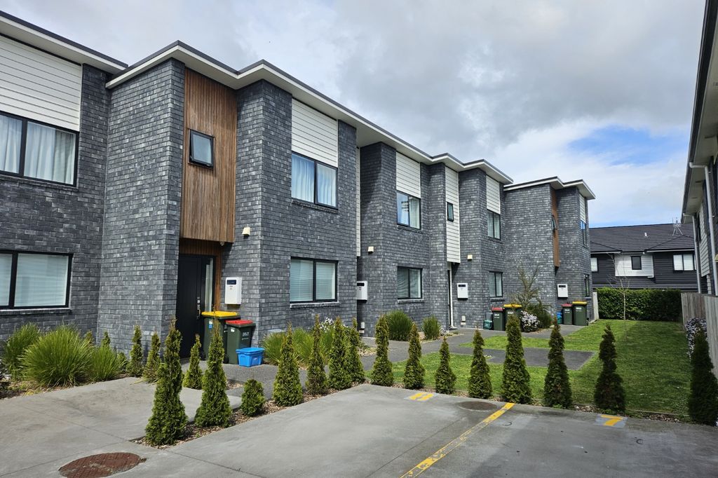 Spacious & modern townhouse, great location! 1