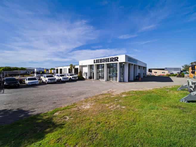 High-Profile Industrial Showroom, Warehouse & Yard