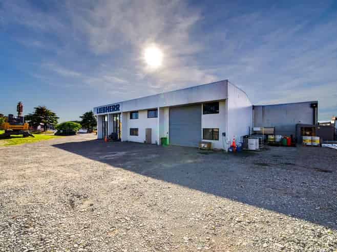 High-Profile Industrial Showroom, Warehouse & Yard