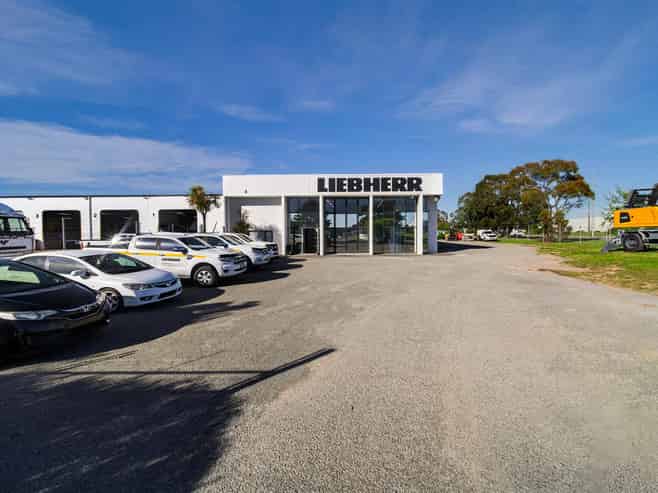 High-Profile Industrial Showroom, Warehouse & Yard