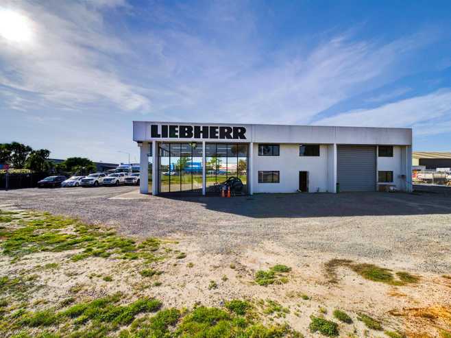 High-Profile Industrial Showroom, Warehouse & Yard