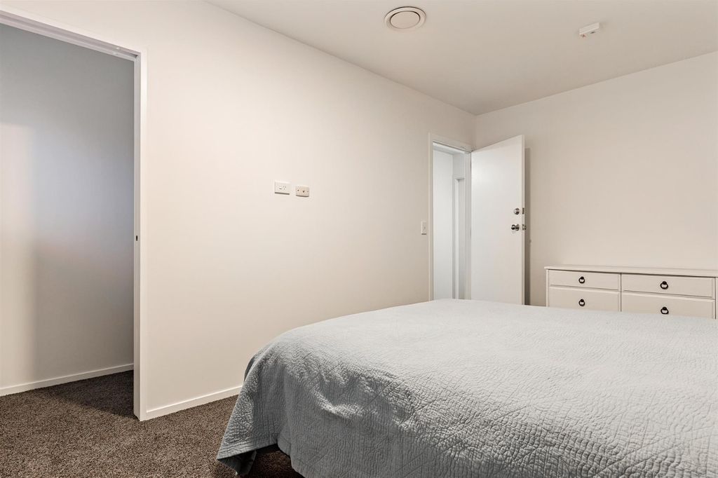 Room for rent in popular Boarding House! 3