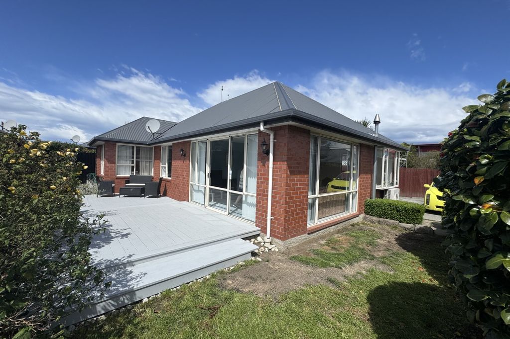 Low-Maintenance Comfort in a Prime Location 3