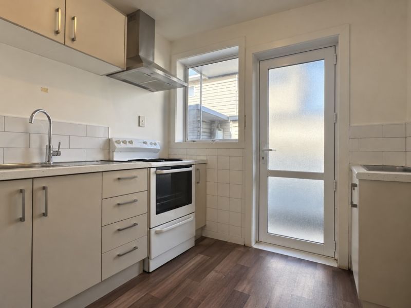 EDGEWARE - 2 BEDROOMS, SINGLE GARAGE, HEAT PUMP 3
