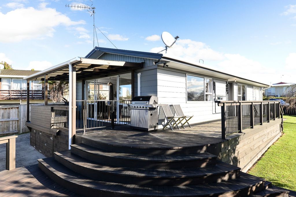 Meticulously presented 3-bedroom home with stunning views! 3