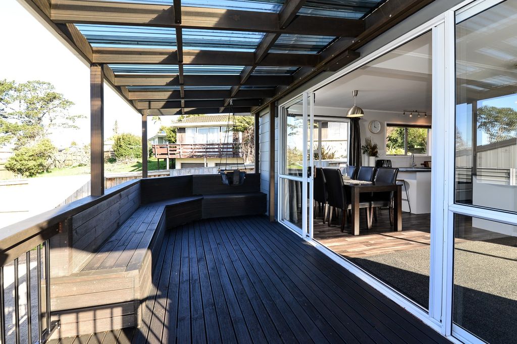 Meticulously presented 3-bedroom home with stunning views! 5
