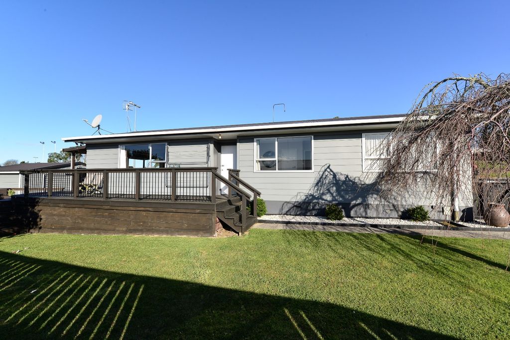 Meticulously presented 3-bedroom home with stunning views! 2