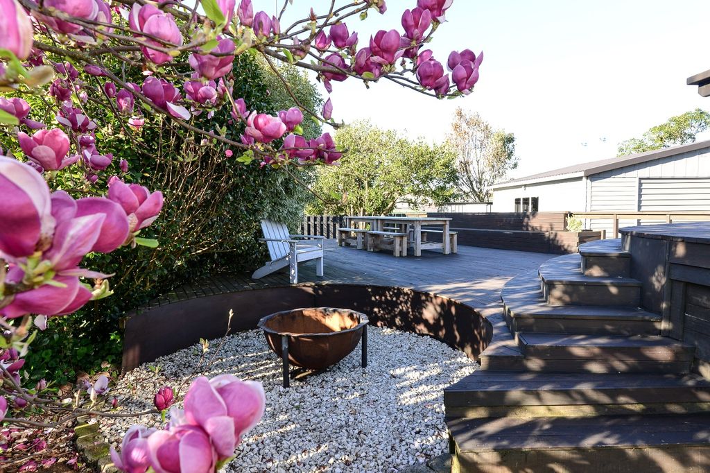 Meticulously presented 3-bedroom home with stunning views! 4