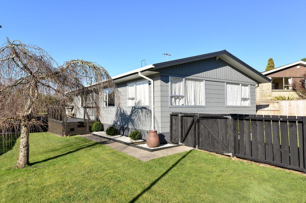 Meticulously presented 3-bedroom home with stunning views! 1