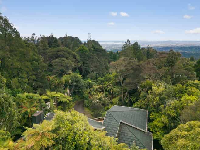416 Scenic Drive, Waiatarua