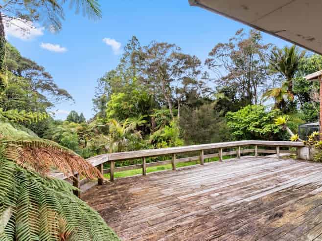 416 Scenic Drive, Waiatarua