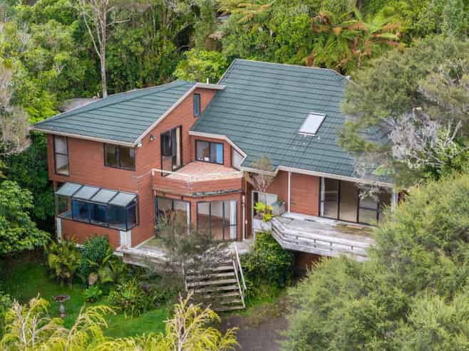416 Scenic Drive, Waiatarua