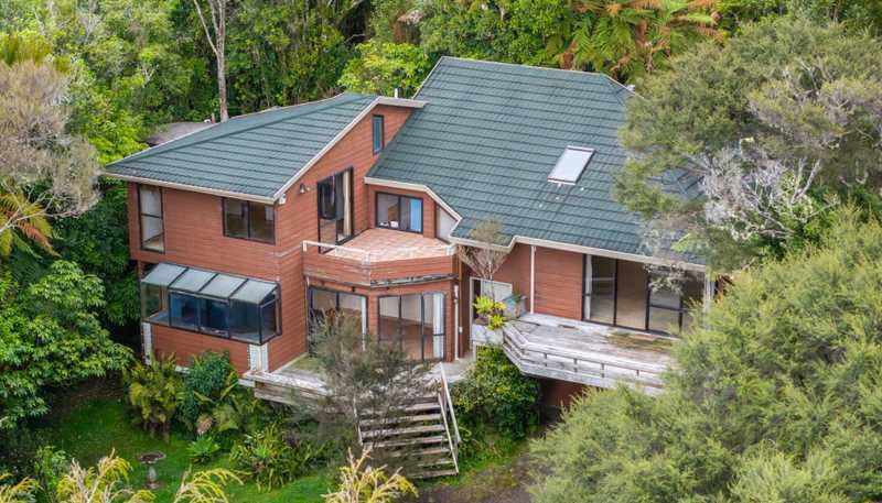 416 Scenic Drive, Waiatarua