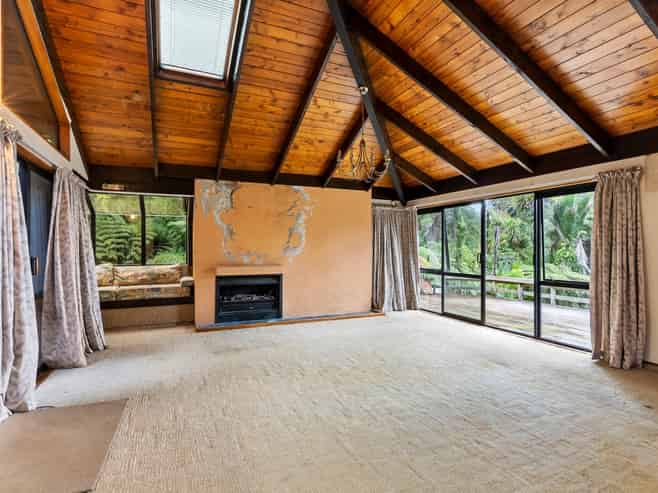 416 Scenic Drive, Waiatarua