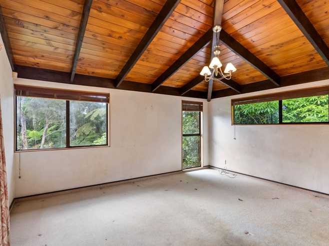 416 Scenic Drive, Waiatarua