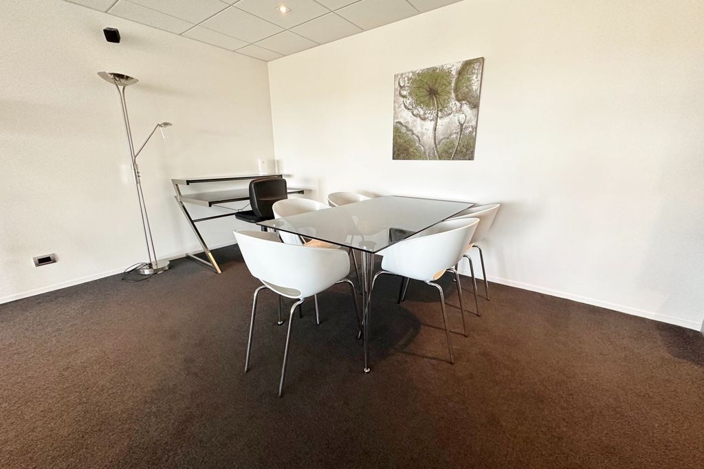 SUMNER - TWO BEDROOM APARTMENT, CENTRAL LOCATION 4