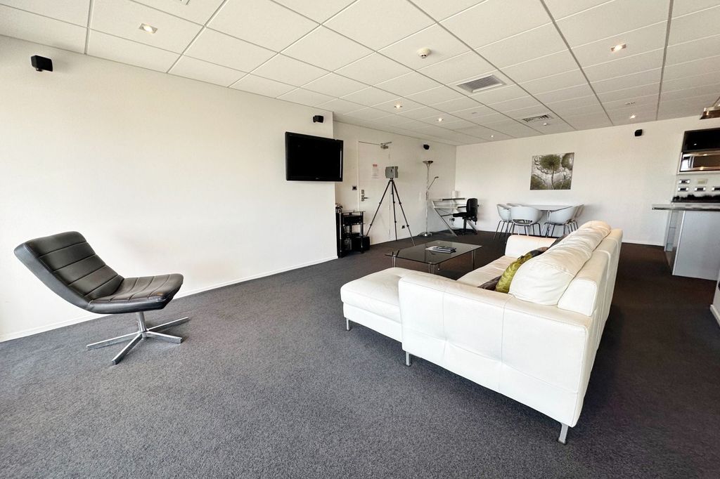 SUMNER - TWO BEDROOM APARTMENT, CENTRAL LOCATION 5
