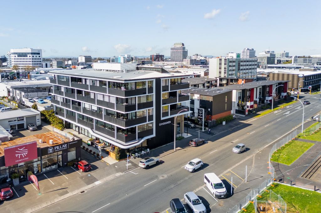 Executive Living with Seddon Park Views 1
