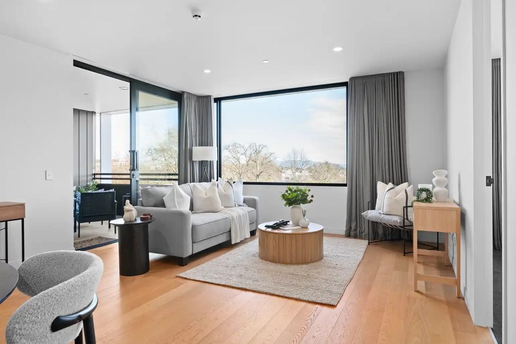 Executive Living with Seddon Park Views 4