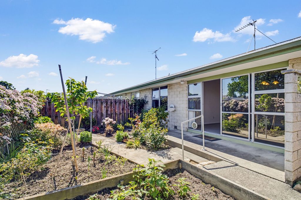 Affordable living close to town 2