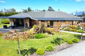  1907 Arnold Valley Road, Moana