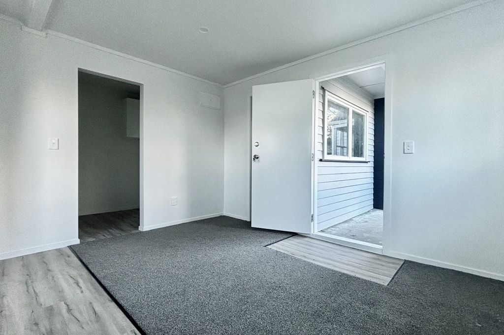 2 Bedroom living in Melling 4