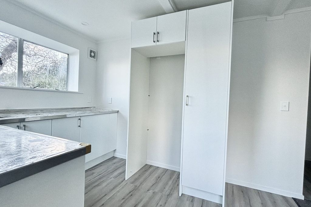 2 Bedroom living in Melling 3