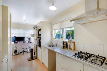 76 Amanda Avenue, Dinsdale
