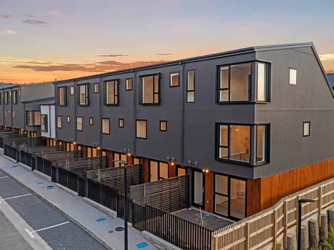 18 Ara Mara Hua, Henderson