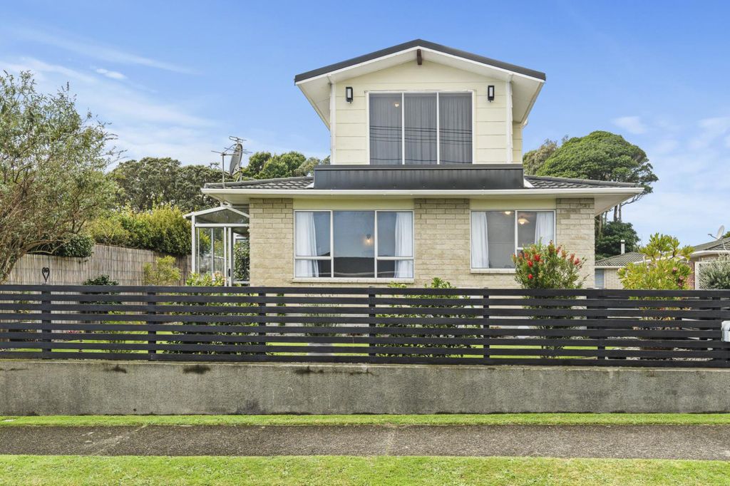 SPACIOUS & SUNNY 4 BEDROOM, 1 BATHROOM FAMILY HOME 2