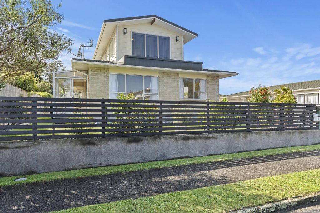 SPACIOUS & SUNNY 4 BEDROOM, 1 BATHROOM FAMILY HOME 1