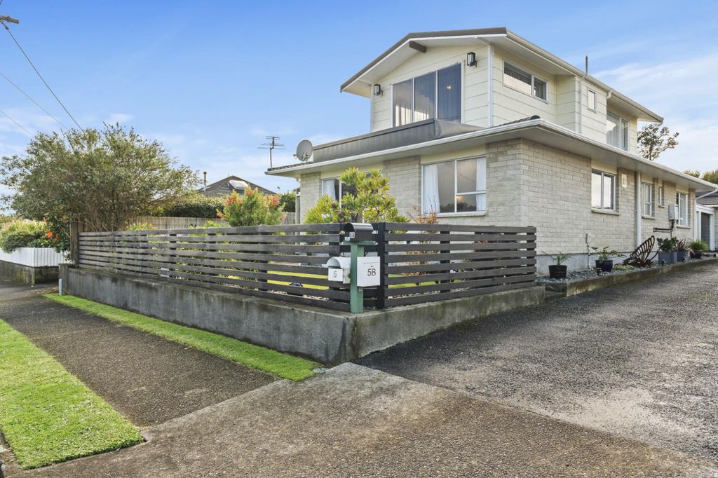 SPACIOUS & SUNNY 4 BEDROOM, 1 BATHROOM FAMILY HOME 5
