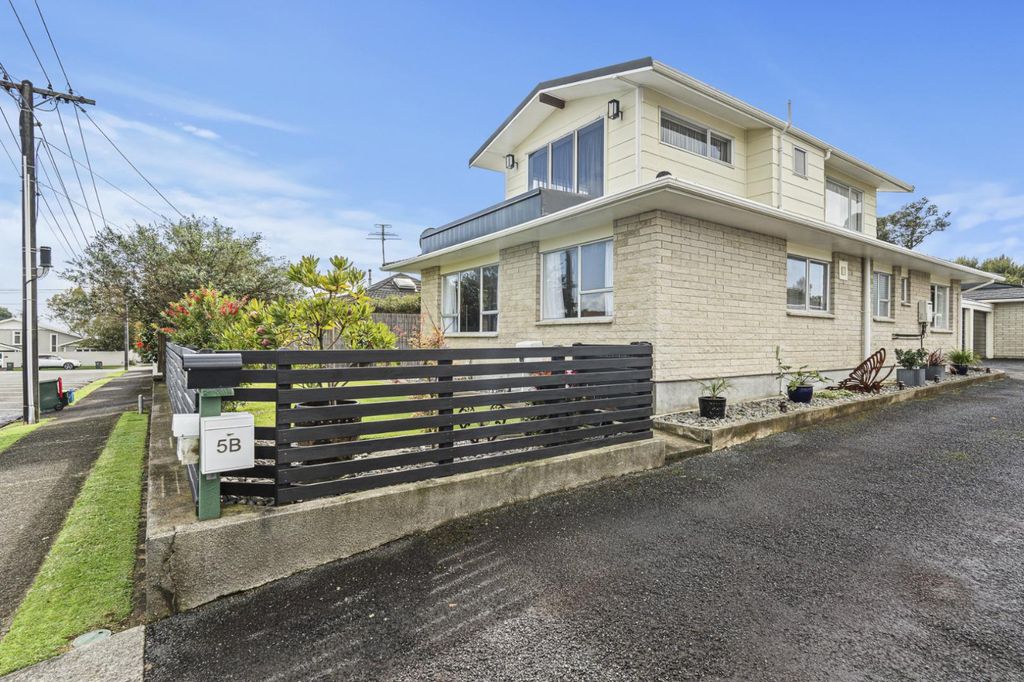 SPACIOUS & SUNNY 4 BEDROOM, 1 BATHROOM FAMILY HOME 4
