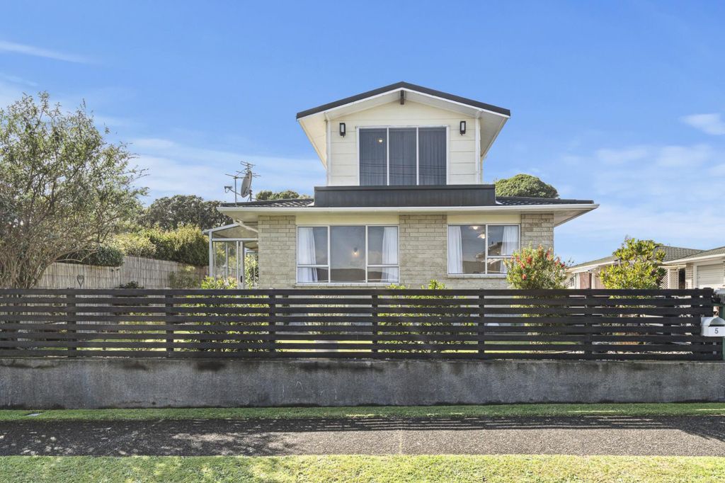 SPACIOUS & SUNNY 4 BEDROOM, 1 BATHROOM FAMILY HOME 3