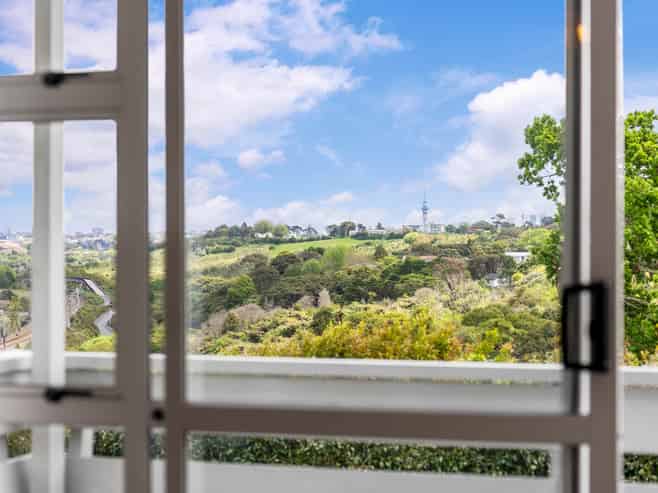 4/8 Harvey Place, Saint Heliers