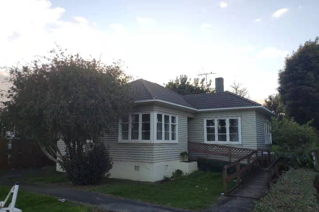 Cozy sunny house in central Takapuna 1