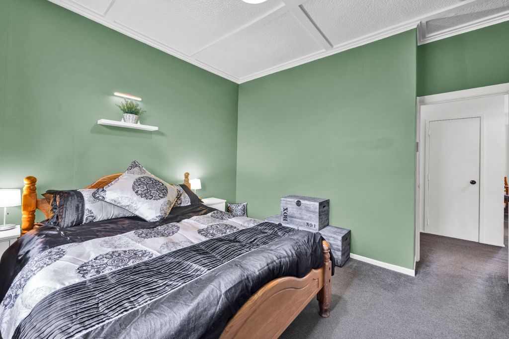Tidy Three Bedroom 4