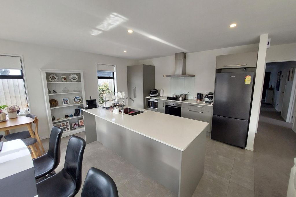 Sunny Modern Living in Spring Grove 3