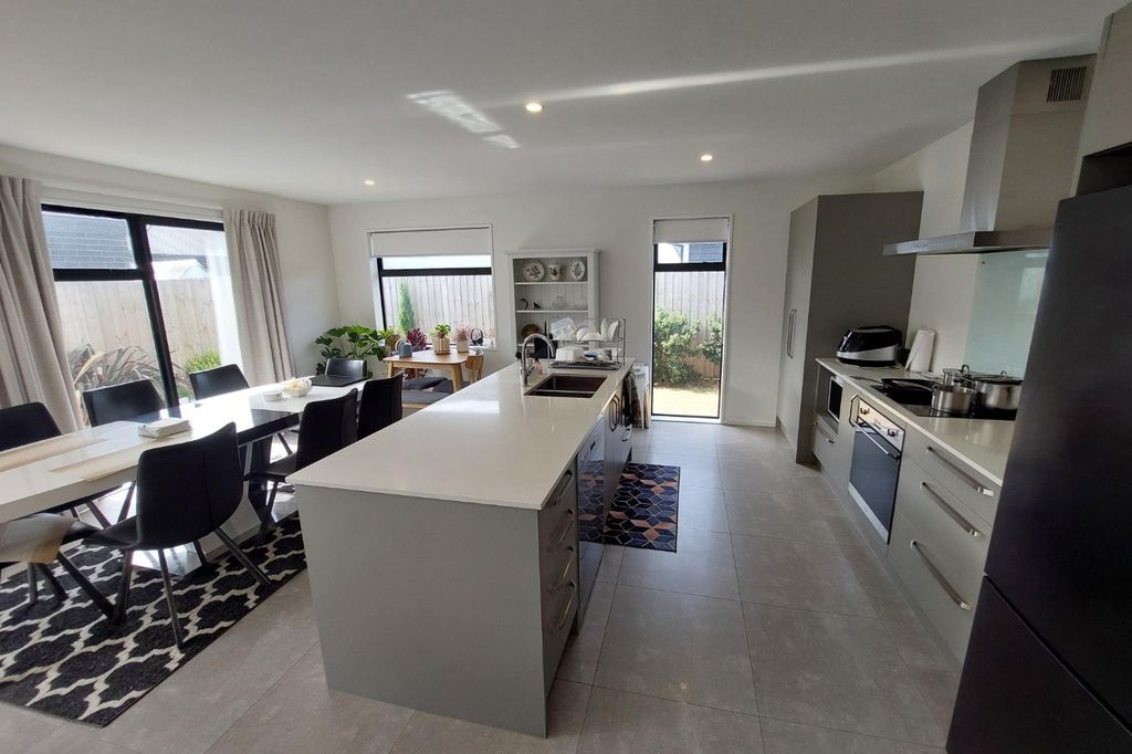 Sunny Modern Living in Spring Grove 2