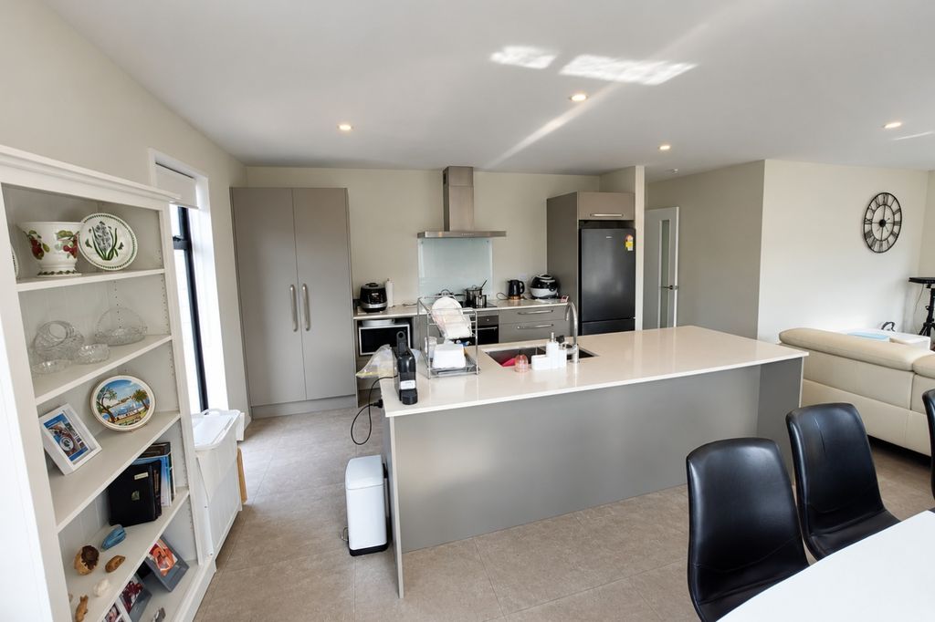 Sunny Modern Living in Spring Grove 4