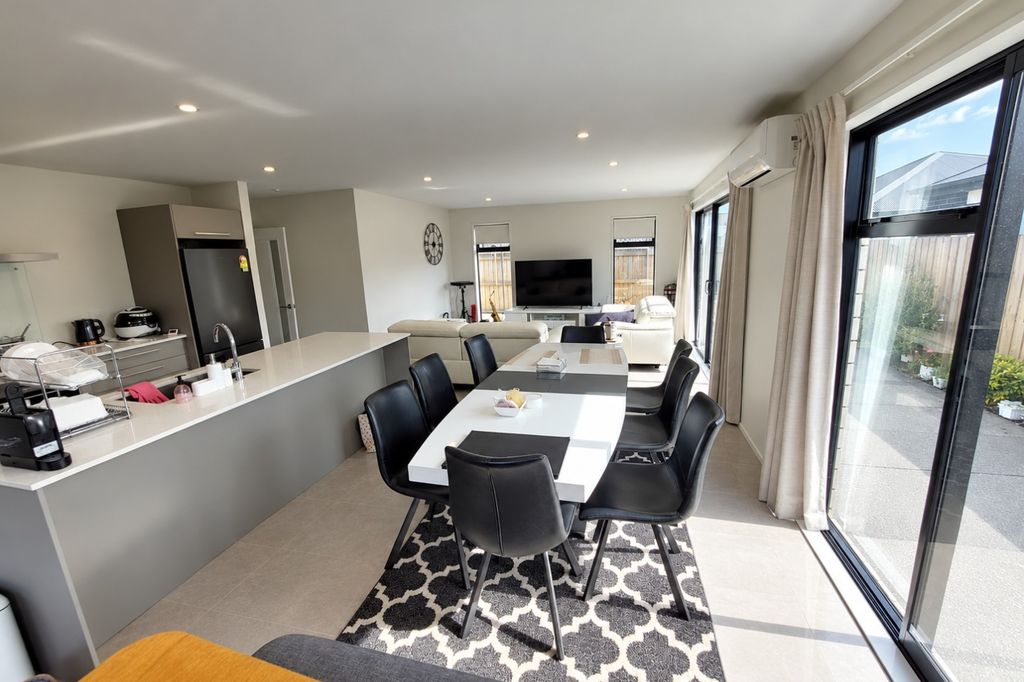 Sunny Modern Living in Spring Grove 5